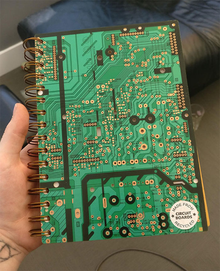 Cuaderno hecho con placas de circuitos recicladas