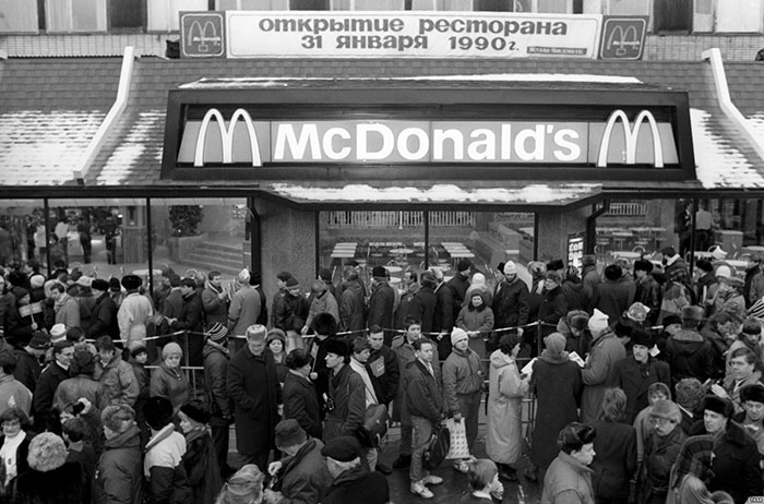 Foto bersejarah McDonalds pertama kali buka di Moskow, antreannya wow!
