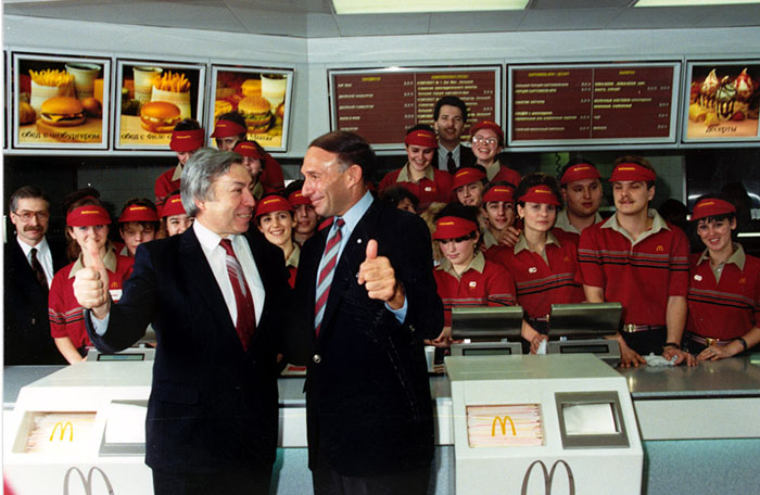 first mcdonald restaurant opens soviet union moscow russia 1900 19 5b963c7a2ae4b  700 - O primeiro McDonald's do Comunismo?