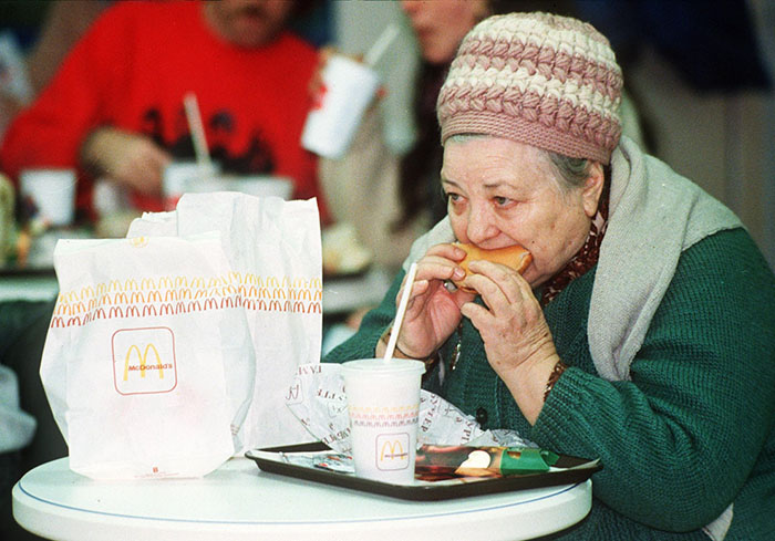 first mcdonald restaurant opens soviet union moscow russia 1900 44 5b963cb317ce2  700 - O primeiro McDonald's do Comunismo?