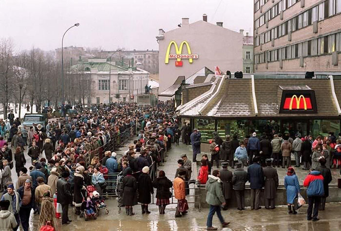 first mcdonald restaurant opens soviet union moscow russia 1900 45 5b963cb5a4de8  700 - O primeiro McDonald's do Comunismo?