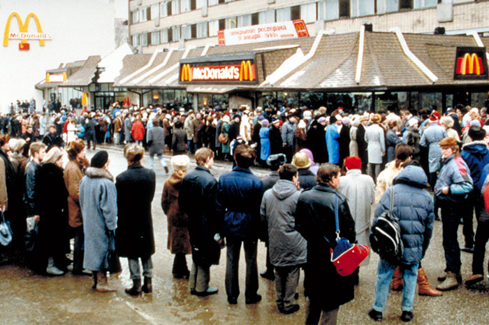 first mcdonald restaurant opens soviet union moscow russia 1900 5b963dd825f06  700 - O primeiro McDonald's do Comunismo?
