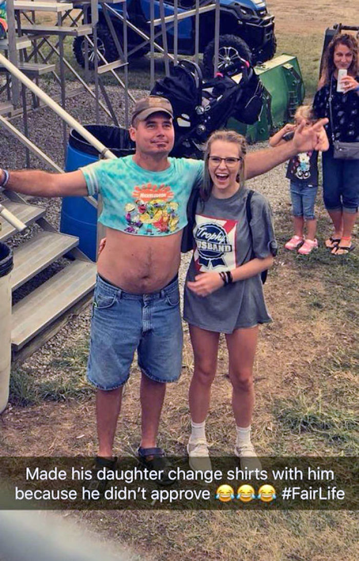 Este padre encontró a su hija en la feria y no le gustó lo que llevaba, así que le cambió la camiseta