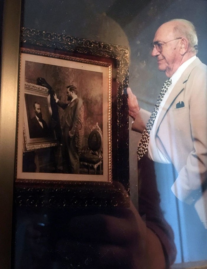 El abuelo de mi novia con una foto de su abuelo con una foto de su abuelo