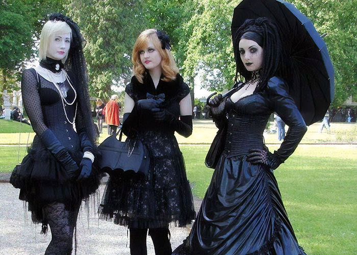 Someone Is Confused Why “Gothic” Can Describe Dark Fashion Or Churches, So Tumblr Explains
