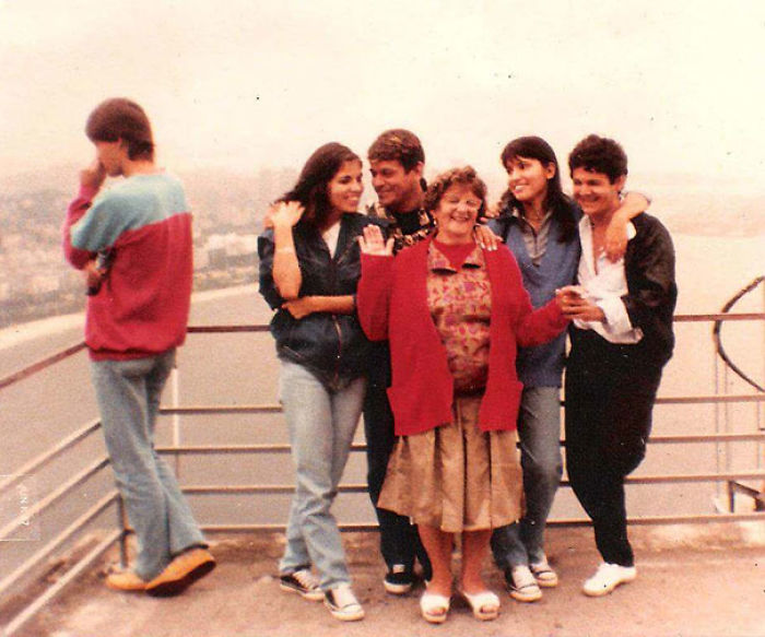 Mi primo sale en una foto familiar de su futura esposa (es el chico de la izquierda) en un viaje a Rio de Janeiro. 7 años antes de conocerse