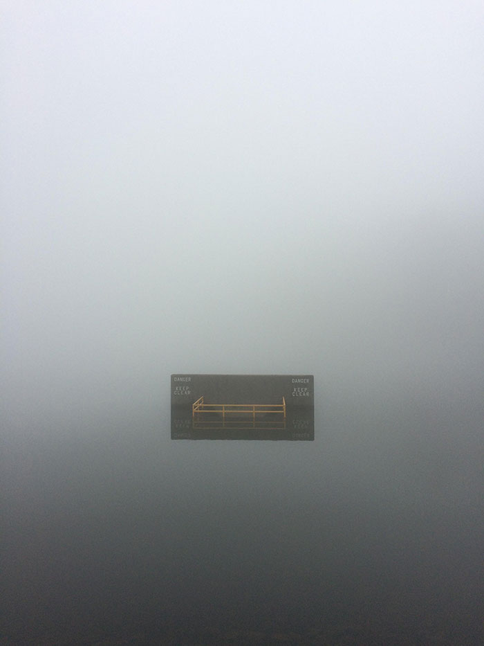 La niebla sobre el lago hace que el cartel parezca estar rodeado de nada