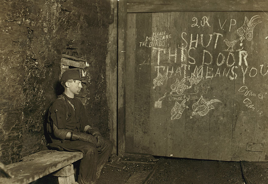 Vance, 15 år gammal. Har jobbar i en västerländsk kolgruva. $ 0.75 per dag för 10 timmars arbete. Allt han gör är att öppna och stänga denna dörr.