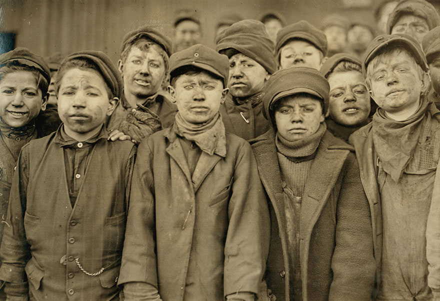 Dessa pojkar jobbar också i en kolgruva. Den minsta pojken heter Angelo Ross.
