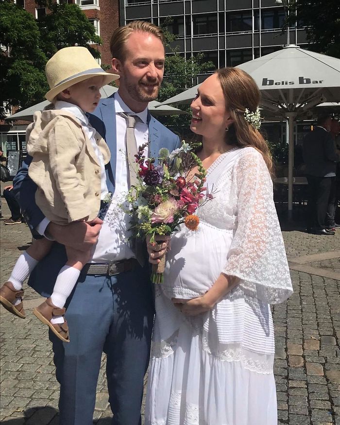 Esta madre danesa está a punto de dar a luz trillizos, y su barriga es impactante