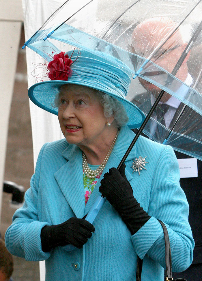 Someone Noticed The Coolest Thing About The Way The Queen Matches Her Outfits, And We Can't Unsee It 