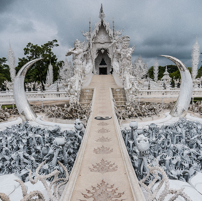 Dieser weiße Tempel in Thailand ist Himmel und Hölle zugleich