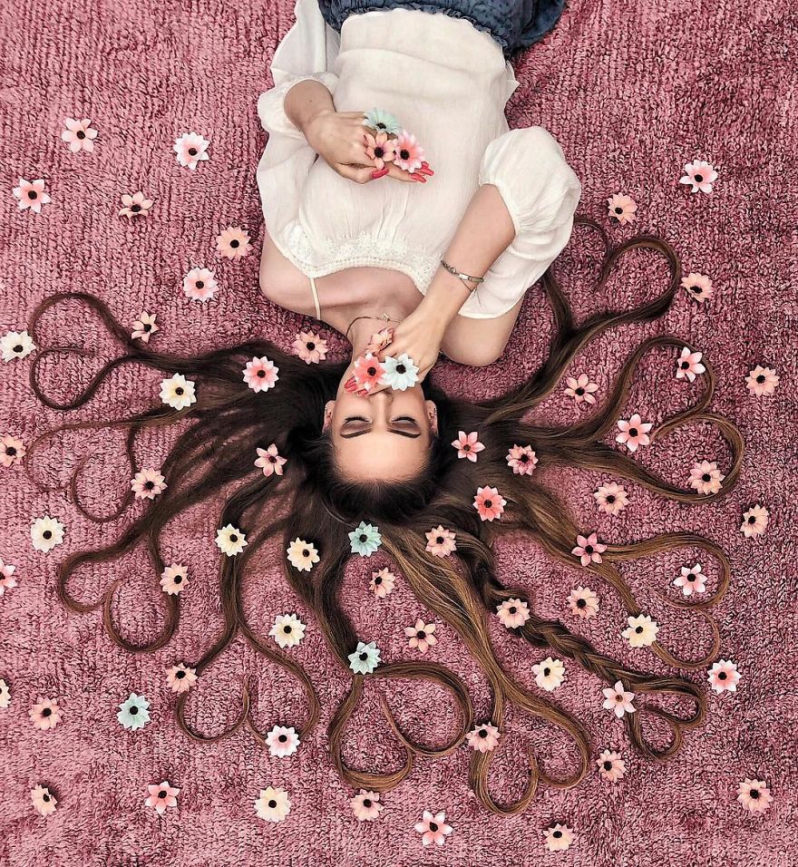 With Lots Of Creativity And Lightness, Woman Makes Incredible Photos With Her Hair On Instagram