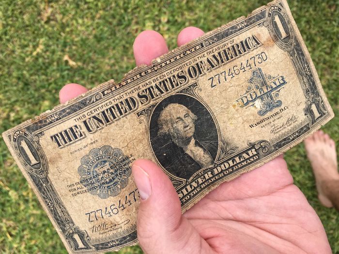 He encontrado en el suelo un dólar de hace 94 años