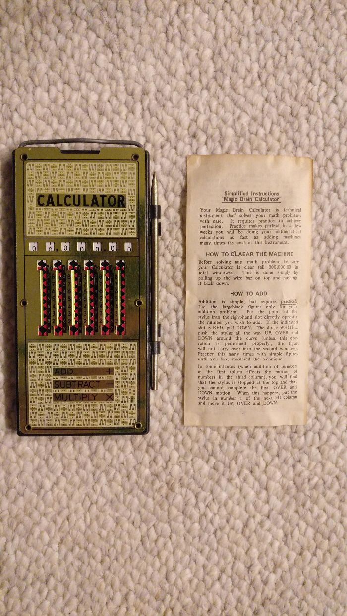 Calculadora antigua que estaba en el ático de mi abuela