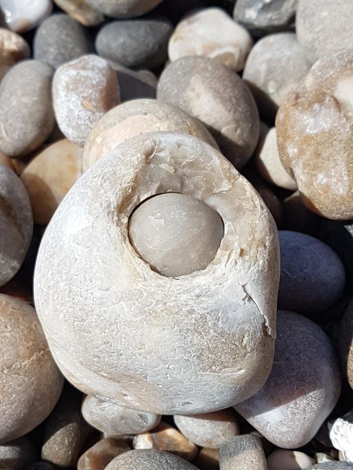 Piedra dentro de una piedra en la playa