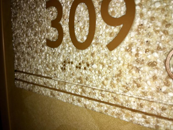 Numeros braille sobre una superficie llena de otros bultitos