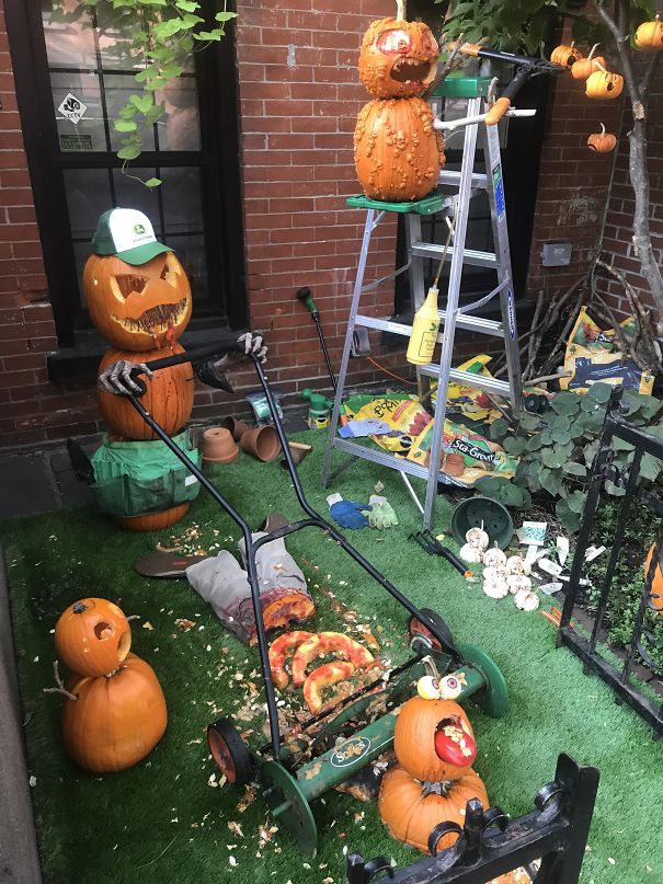 My Neighborâs Halloween Display