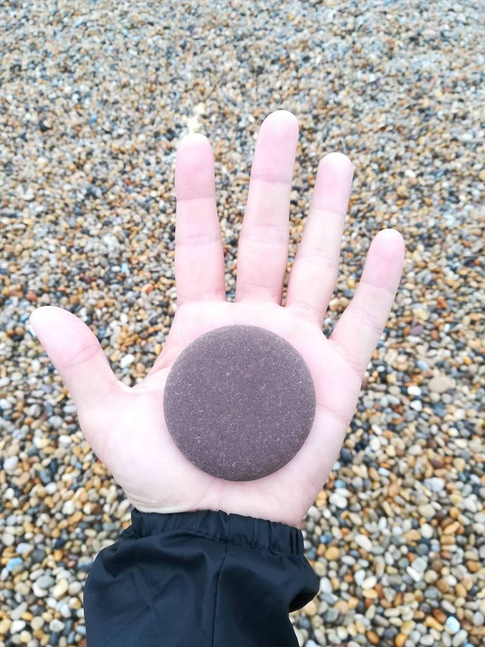 Piedra superredonda encontrada en la playa