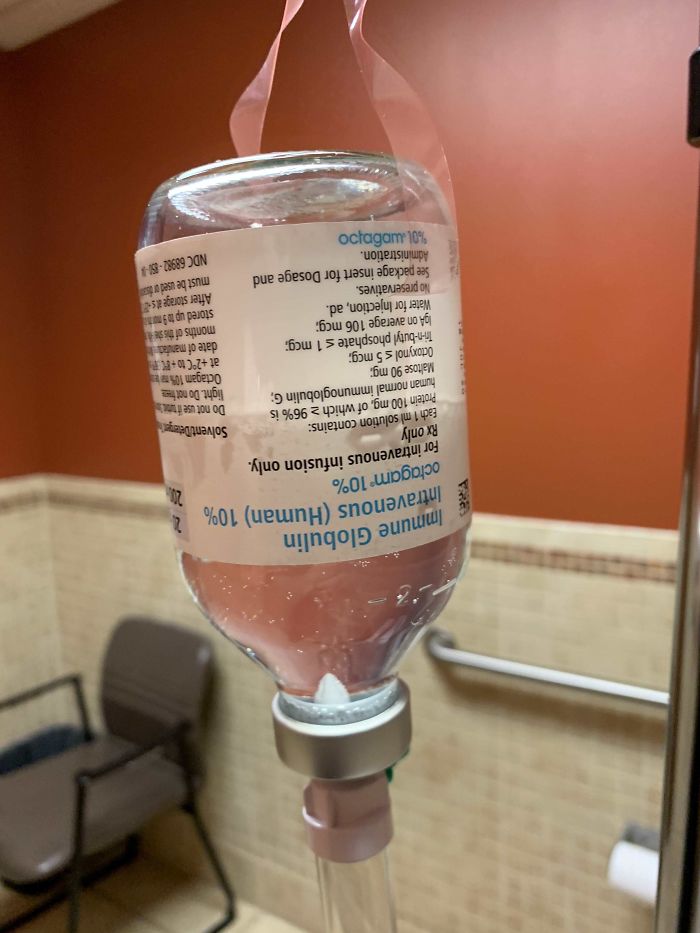 A quienes donan plasma, esta es una de las cosas para las que se usa. Esta botella contiene inmunoglobulina purificada de hasta 10.000 donantes y me proporciona un sistema inmunitario sustituto. Gracias a todos