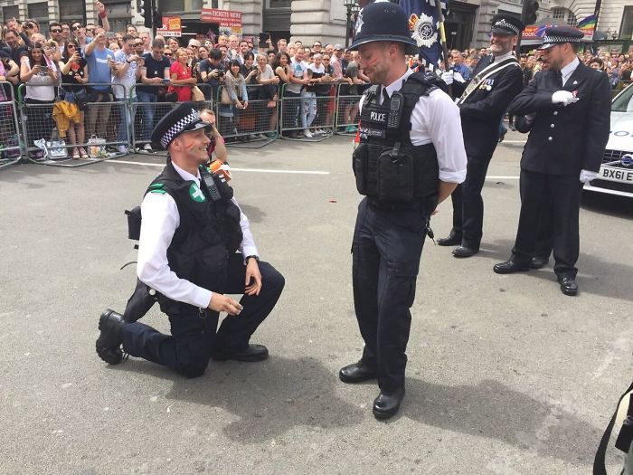 Policía en Londres pidiéndole matrimonio a su novio también policía durante el desfile del Orgullo Gay