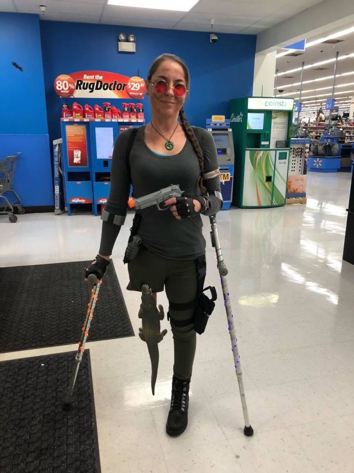 Mi esposa se ha disfrazado de Lara Croft. Como le falta una pierna, ha tenido que improvisar