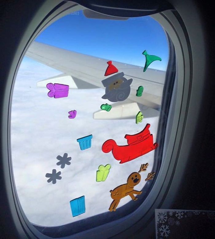Mi hijo pequeño pasó más de media hora entretenido con estos adhesivos para ventanas en el avión. Divertidos, baratos y no ocupan espacio