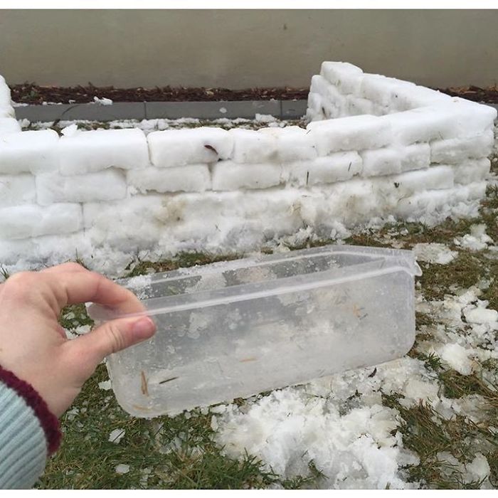 Usé un tuper rectangular para hacer "bloques de nieve" y crear un iglú. A mis hijos les encantó.