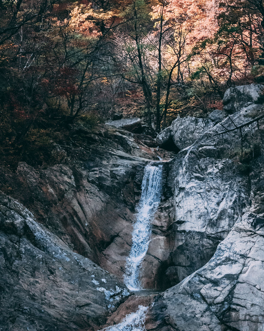 I Went On A Hike At Seoraksan National Park In South Korea And The Fall Foliage Was Incredible