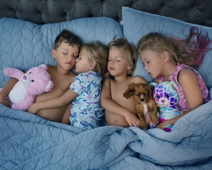 Photographer Is Nicknamed “Sleep Fairy” After She Posed 4 Kids And A Puppy In Their Sleep For A Heartwarming Photo