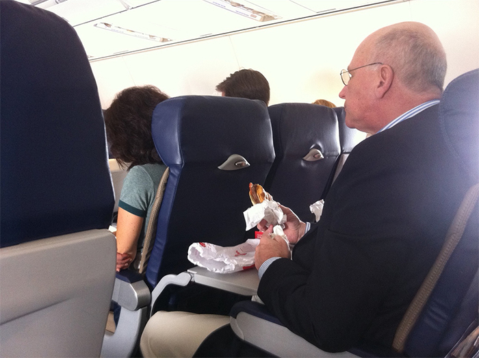 Comer alimentos apestosos en público. Un sandwich de atún en el autobús significa que nadie puede escapar del olor