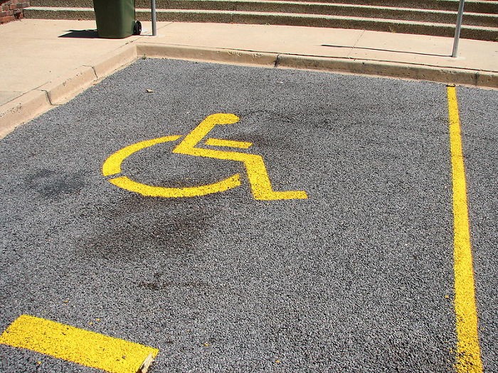 Aparcar en la zona para discapacitados. Directamente, esto es ilegal