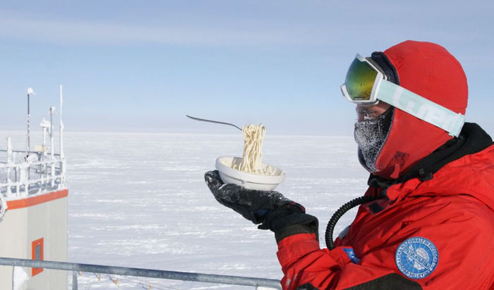 Astrobiologist Tries Cooking In Antarctica At -94ºF (-70ºC), And The Result Will Crack You Up