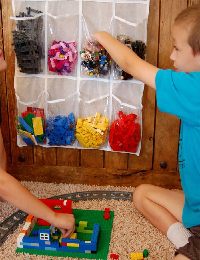 Usa una bolsa de almacenar zapatos para organizar las piezas de Lego u otras por colores