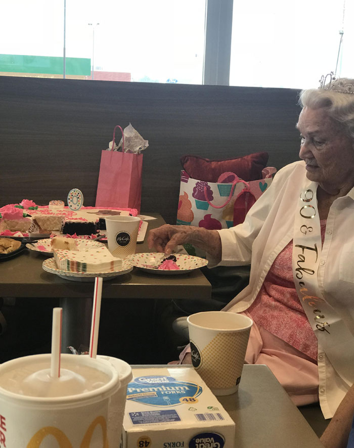Mi abuela cumple hoy 90 años. Todas las mañanas va al McDonalds a por café, y hoy le tenían una fiesta preparada