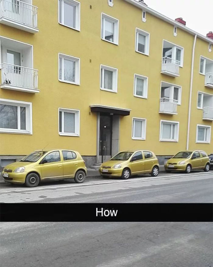 Tres coches de la misma marca, modelo y color aparcados frente a un edificio del mismo color también