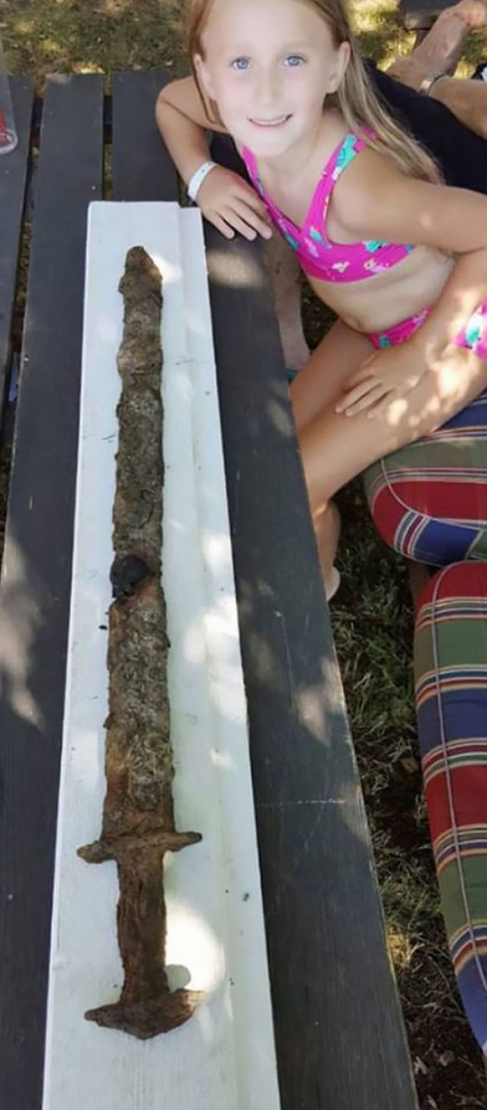 Saga tiene 8 años y encontró una espada de la edad de hierro en el lago Vidösten. Se cree que tiene 1500 años y es la 1ª de este tipo que se encuentra en Escandinavia