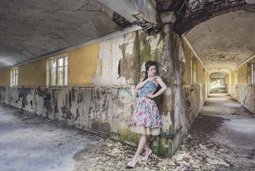 jade Finished Edit 5bc8abd573380  880 - Fotógrafo tirou fotos da namorada em locais abandonados da Europa