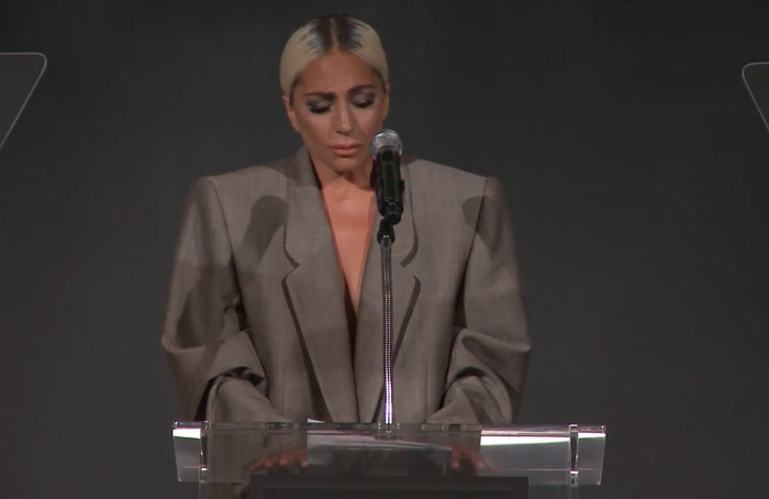 Se ríen del nuevo traje de Lady Gaga, hasta que ella explica la razón por la que se lo puso