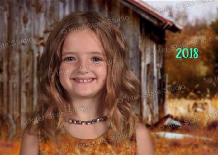 Girl Dresses Up In Green For School Picture Day And The Results Make Mom Laugh Hysterically