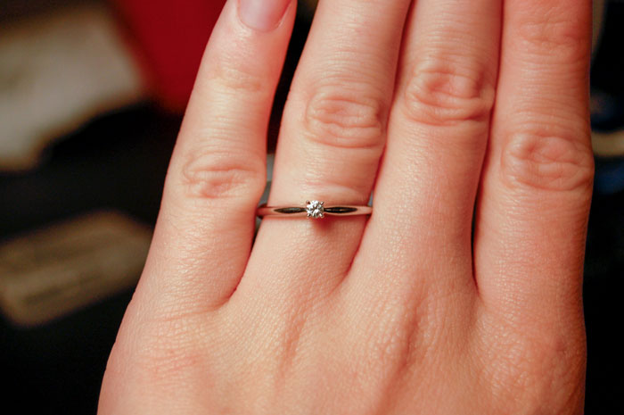 Esta mujer humilló a su prometido tras descubrir que le compró un anillo "barato", pero se llevó su merecido