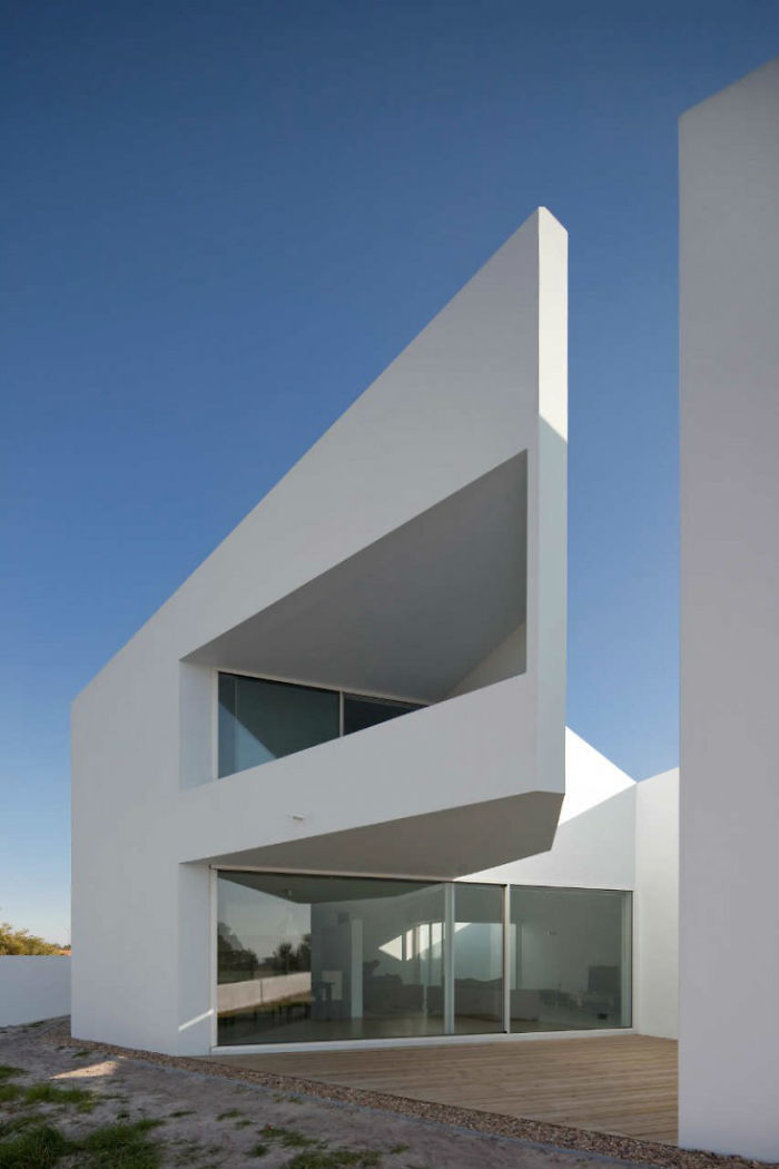 10 Amazing Cantilevered House Designs 10 Amazing Cantilevered House Designs