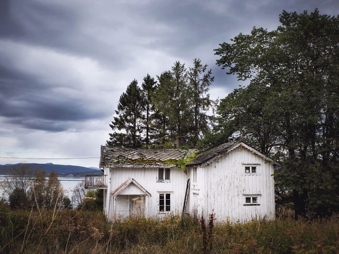 I Photograph Abandoned Houses In Scandinavia (30 Pics)