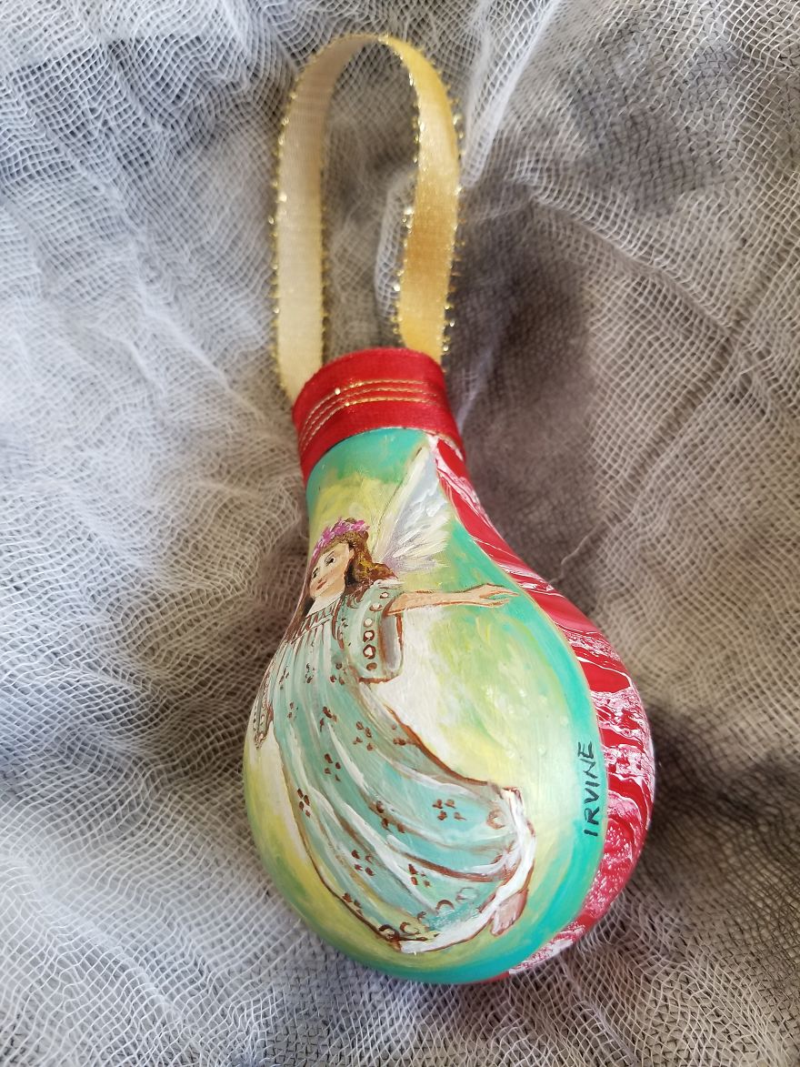 I Transform Burnt Out Light Bulbs Into Christmas Ornaments