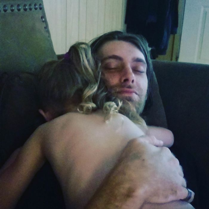 La última foto de mi marido abrazando a nuestra hija. Días después murió de un ataque al corazón