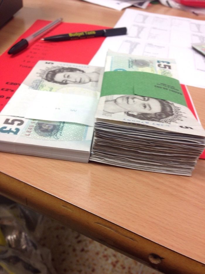 New £500 Bundle Of £5 Notes Compared To Used Ones