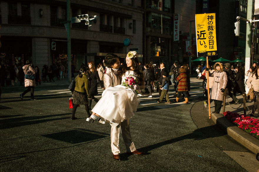 Japanese Photographer Manages To Show Bright Moments In Everyday Life In Japan