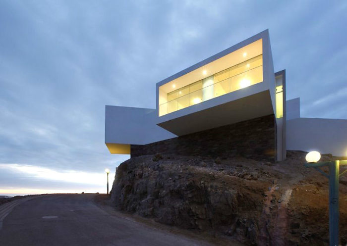 10 Amazing Cantilevered House Designs 10 Amazing Cantilevered House Designs