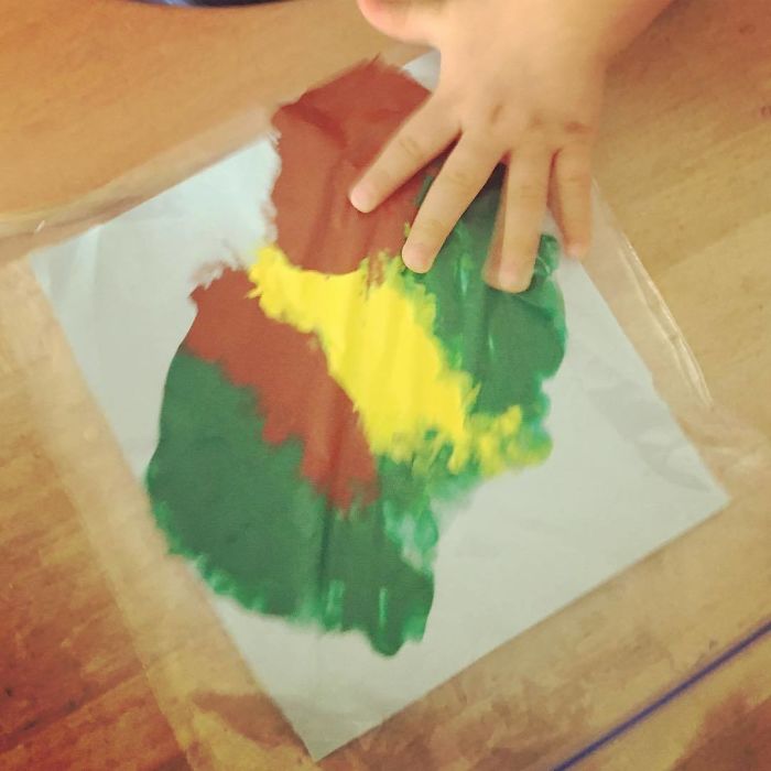 Pon papel en una bolsa hermética con un poco de pintura, y así tu hijo puede "pintar" sin pringarlo todo