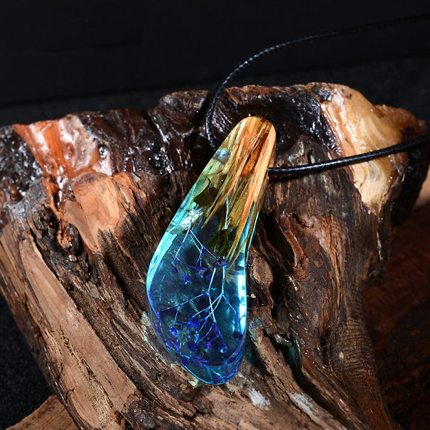 Clear-Epoxy-Resin-Pendant-Unique-Wood-Necklace33-5bee6425b8a88.jpg